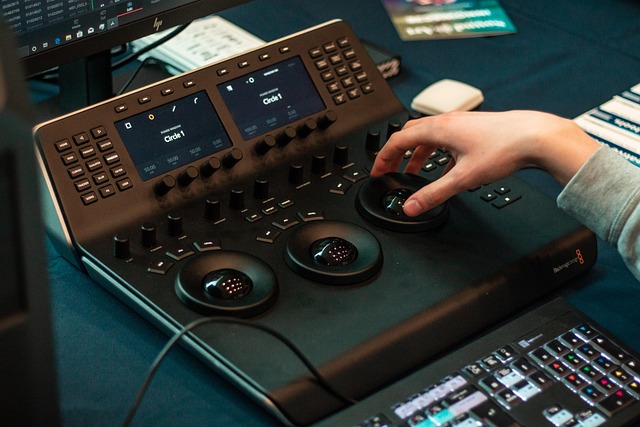 炊飯器の操作パネルと機能ボタンを指差す手のイメージ