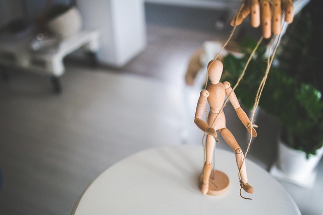 ミニチュアフードを制作中の手のクローズアップ