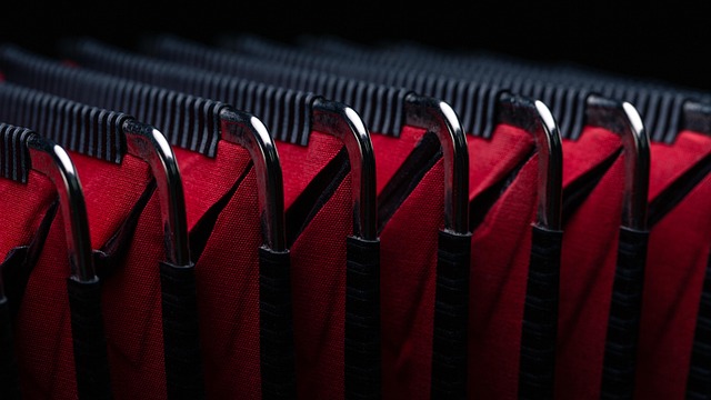 アコーディオンの楽譜とペン