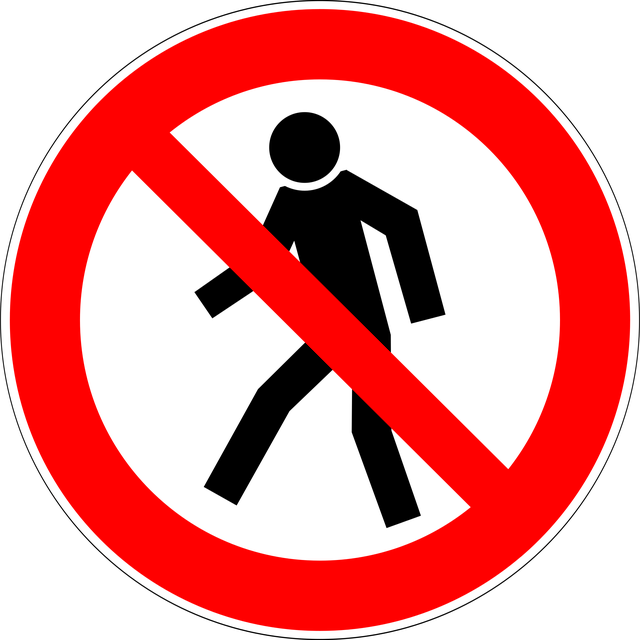 注意を促す標識と、慎重に歩く人物のイラスト