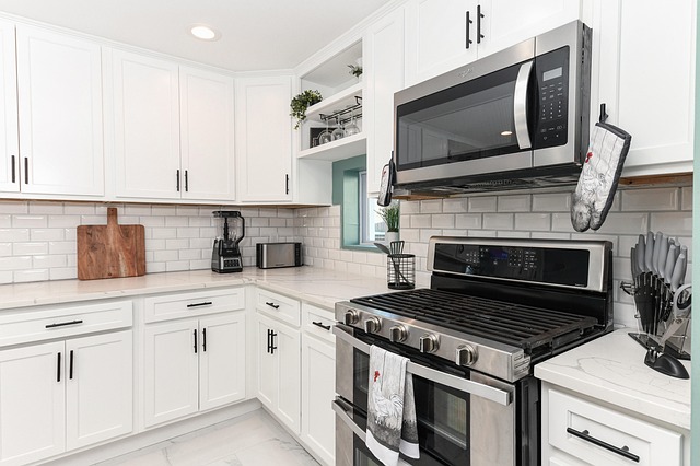 電子レンジから湯気が出る温かい料理を取り出す笑顔の女性