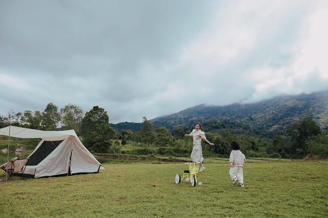 雨の中のキャンプサイトで困っている家族