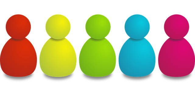 疑問を解決し、笑顔で電子レンジを使っている人のイメージ