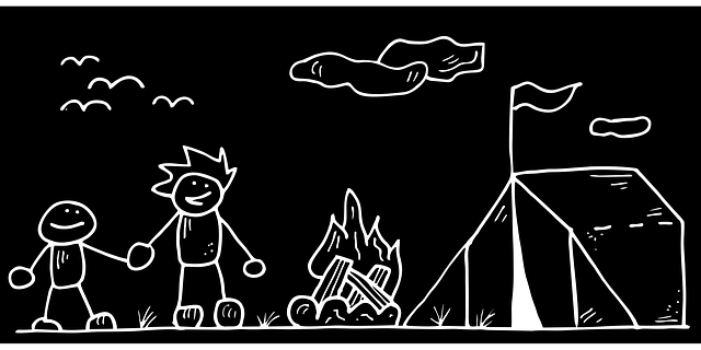 家族でキャンプを楽しむ様子、テントと焚き火